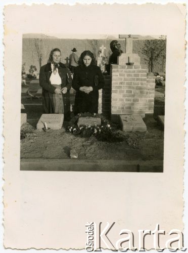 1.11.1944, Teheran, Iran.
Kobiety modlące się przy grobie. Z prawej Józefa Juchniewicz, siostra Ireny Juchniewicz (potem Godyń).
Fot. NN, udostępniła Irena Godyń, zbiory Ośrodka KARTA
