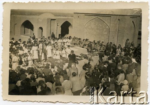 2.11.1943, Isfahan, Iran.
Uroczystość na cmentarzu w Zaduszki. Polacy zgromadzeni wokół grobów swoich rodaków.
Fot. NN, udostępniła Irena Godyń, zbiory Ośrodka KARTA