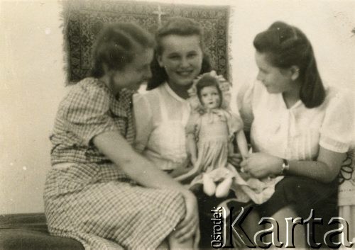 1943-1945, Isfahan, Iran.
Koleżanki Ireny Juchniewicz: Barbara Kulikowska (z lewej) i Halerówny. Na odwrocie odbitki dedykacja: 