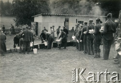 Wrzesień 1940, Broughton, Wielka Brytania.
Polscy żołnierze w kolejce po posiłek.
Fot. NN, udostępniła Irena Godyń, zbiory Ośrodka KARTA