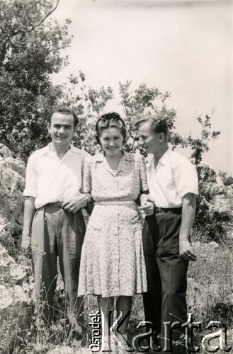 Ok. 1947, Ghazir, Liban.
Irena Juchniewicz ze szwagrem Janem Roszkowskim (z lewej) i kolegą Julianem Kawką.
Fot. NN, udostępniła Irena Godyń, zbiory Ośrodka KARTA