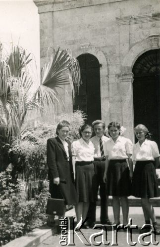 Ok. 1947, Bejrut, Liban.
Grupa osób przed budynkiem Uniwersytetu Amerykańskiego, 1. z lewej Irena Juchniewicz (później Godyń), w środku Julian Kawka.
Fot. NN, udostępniła Irena Godyń, zbiory Ośrodka KARTA