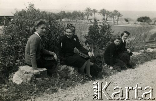 1947, Bejrut, Liban.
Irena Juchniewicz (2. z lewej, później Godyń) na terenie kampusu Uniwersytetu Amerykańskiego. 1. z lewej Zofia Wojtczuk.
Fot. NN, udostępniła Irena Godyń, zbiory Ośrodka KARTA