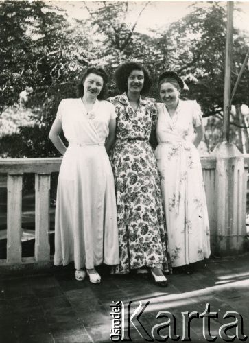 Ok. 1948, Hamlin, Liban.
Sanatorium gruźlicze, Irena Juchniewicz później Godyń (z prawej) i Beata Tarnaska (z lewej) w towarzystwie Ormianki.
Fot. NN, udostępniła Irena Godyń, zbiory Ośrodka KARTA