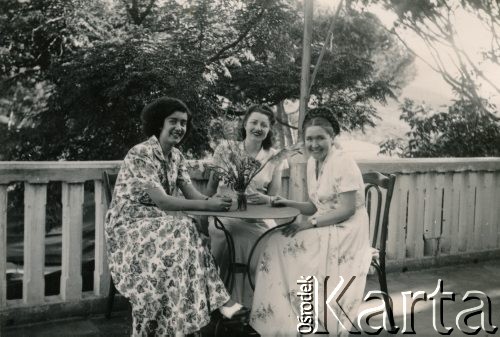 Ok. 1948, Hamlin, Liban.
Sanatorium gruźlicze, Irena Juchniewicz później Godyń (z prawej) i Beata Tarnaska (w środku) w towarzystwie Ormianki.
Fot. NN, udostępniła Irena Godyń, zbiory Ośrodka KARTA