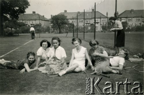 1947, Bejrut, Liban.
Irena Juchniewicz (1. z lewej, później Godyń) z koleżankami na terenie kampusu Uniwersytetu Amerykańskiego.
Fot. NN, udostępniła Irena Godyń, zbiory Ośrodka KARTA