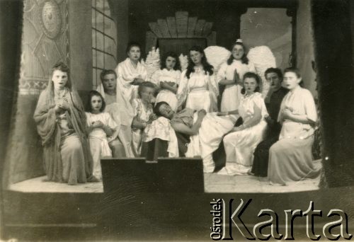 2.02.1945, Isfahan, Iran.
Członkinie kółka dramatycznego w gimnazjum podczas przedstawienia 