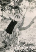 Ok. 1948, Liban.
Irena Juchniewicz (potem Godyń) przy drzewie. 
Fot. NN, udostępniła Irena Godyń, zbiory Ośrodka KARTA