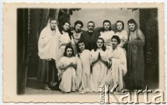 Ok. 1945, Isfahan, Iran.
Członkinie kółka dramatycznego w gimnazjum po przedstawieniu 