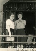 1947, Bejrut, Liban.
Irena Juchniewicz (z lewej, potem Godyń) i  Halina Myszak przed bramą Instytutu Polskiego po zakończeniu egzaminów kończących pierwszy rok polonistyki.
Fot. NN, udostępniła Irena Godyń, zbiory Ośrodka KARTA