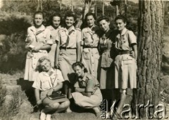 Ok. 1945, Iran.
Obóz harcerski. Na zdjęciu instruktorki. Z lewej na dole Zofia Białkowska, 2. z prawej stoi Aleksandra Jarmulska. 
Fot. NN, udostępniła Irena Godyń, zbiory Ośrodka KARTA