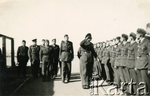 1942-1946, prawdopodobnie Heliopolis, Egipt.
Wizyta generała Władysława Andersa w szkole kadetów.
Fot. NN, udostępniła Irena Godyń, zbiory Ośrodka KARTA