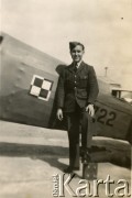 1942-1946, Heliopolis, Egipt.
Eugeniusz Juchniewicz przy samolocie jako kadet szkoły lotniczej.
Fot. NN, udostępniła Irena Godyń, zbiory Ośrodka KARTA