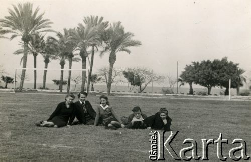 1947, Bejrut, Liban.
Irena Juchniewicz (1. z prawej, później Godyń) z koleżankami i kolegą na terenie kampusu Uniwersytetu Amerykańskiego. W środku Zofia Wojtczuk.
Fot. NN, udostępniła Irena Godyń, zbiory Ośrodka KARTA