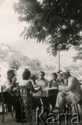 Ok. 1947, Ghazir, Liban.
Grupa osób w restauracji. 1. z lewej Julian Kawka, tyłem Irena Juchniewicz (potem Godyń), na przeciwko od lewej: Jan Roszkowski, jego żona Józefa (siostra Ireny), Jadwiga Surowiak, NN.
Fot. NN, udostępniła Irena Godyń, zbiory Ośrodka KARTA