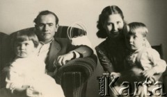 1952, Springvale, Australia. 
Józefa z domu Juchniewicz (siostra Ireny Godyń) i Jan Roszkowscy z dziećmi: Danutą (z lewej) i Krzysztofem. Na odwrocie odbitki dedykacja: 