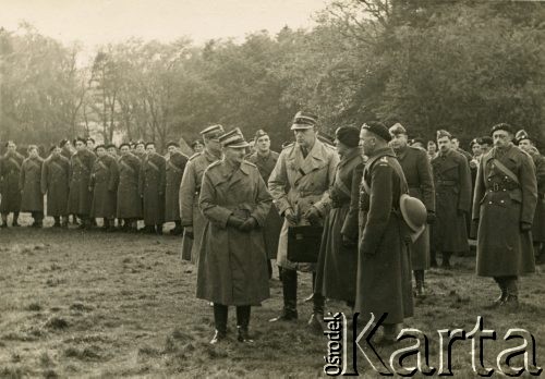 Październik 1940, Broughton, Szkocja, Wielka Brytania.
Generał Marian Kukiel żegna obsady pierwszych pociągów pancernych w Szkocji.
Fot. NN, udostępniła Irena Godyń, zbiory Ośrodka KARTA