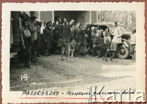 Ok. 1943, Pasargada, Iran.
Grupa osób przed budynkiem.
Fot. NN, udostępnili Ewa i Stefan Petrusewiczowie, zbiory Ośrodka KARTA