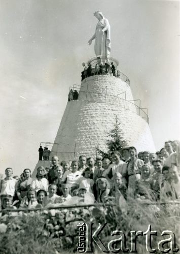 1945-1950, Harisa koło Bejrutu, Liban.
Grupa osób na tle posągu Najświętszej Maryi Panny.
Fot. NN, udostępnili Ewa i Stefan Petrusewiczowie, zbiory Ośrodka KARTA