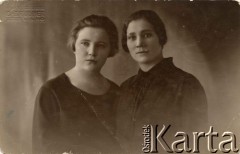 1927, Wilno, Polska.
Matka Stefana Petrusewicza (z prawej) z kuzynką. Podpis oryginalny: 