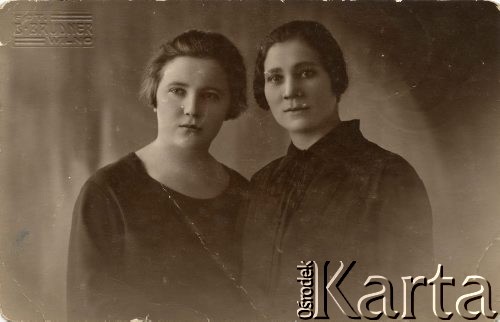 1927, Wilno, Polska.
Matka Stefana Petrusewicza (z prawej) z kuzynką. Podpis oryginalny: 