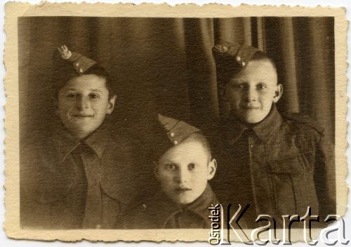 Luty 1943, Teheran, Iran.
Junacy (od lewej): Hajduk, Kujacz i Stefan Petrusewicz.
Fot. NN, udostępnili Ewa i Stefan Petrusewiczowie, zbiory Ośrodka KARTA