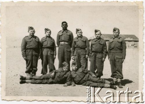 Luty 1943, Teheran, Iran.
Junacy: 2. z prawej Stefan Petrusewicz, na dole z prawej Sobański.
Fot. NN, udostępnili Ewa i Stefan Petrusewiczowie, zbiory Ośrodka KARTA