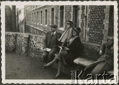 1938-1939, Francja.
Irena i Antoni Drągowscy z córką Ewą (potem Petrusewicz).
Fot. NN, udostępnili Ewa i Stefan Petrusewiczowie, zbiory Ośrodka KARTA