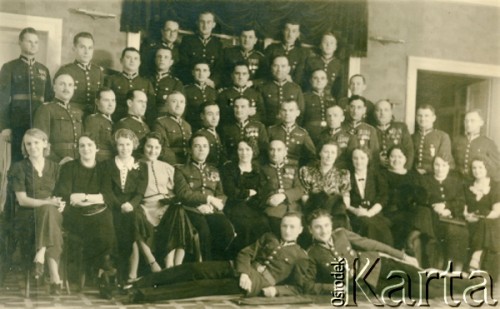 1936-1937, Gródek Jagielloński, Polska.
Fotografia zbiorowa 26 pułku piechoty Strzelców Lwowskich. W dolnym rzędzie (5. od lewej) siedzi dowódca pułkownik Tadeusz Münnich z żoną Ireną (obok, po prawej).
Fot. NN, udostępnił Krzysztof Münnich, zbiory Ośrodka KARTA