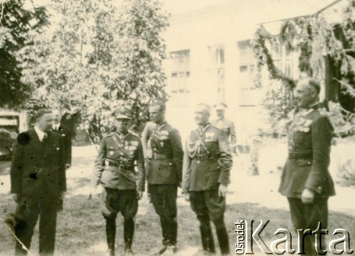 1936-1937, Gródek Jagielloński, Polska.
Na zdjęciu pułkownik Tadeusz Münnich, dowódca 26 pułku piechoty Strzelców Lwowskich (2. od lewej), generał Władysław Bortnowski (4. od lewej).
Fot. NN, udostępnił Krzysztof Münnich, zbiory Ośrodka KARTA