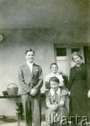 Lato 1939, okolice Rygi, Łotwa.
Krzysztof Münnich (po lewej) z matką Ireną Münnich (w środku) na wakacjach.
Fot. NN, udostępnił Krzysztof Münnich, zbiory Ośrodka KARTA