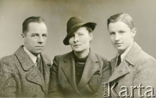 Jesień 1939, Paryż, Francja.
Pułkownik Tadeusz Münnich (niedługo po przyjeździe z Rumunii) z żoną Ireną i synem Krzysztofem. 
Fot. NN, udostępnił Krzysztof Münnich, zbiory Ośrodka KARTA