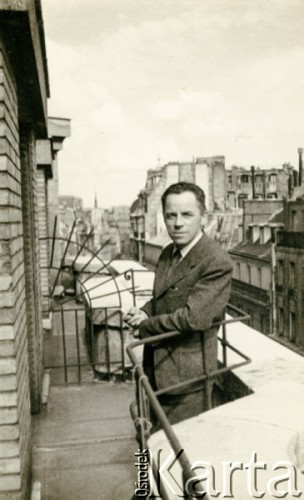1939-1940, Paryż, Francja.
Pułkownik Tadeusz Münnich na balkonie mieszkania przy rue Vaugirard. 
Fot. NN, udostępnił Krzysztof Münnich, zbiory Ośrodka KARTA