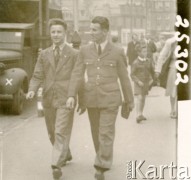 1941-1943, Rothesay, wyspa Bute, Szkocja, Wielka Brytania.
Krzysztof Münnich (po lewej) na spacerze z kolegą-lotnikiem Żeglickim.
Fot. NN, udostępnił Krzysztof Münnich, zbiory Ośrodka KARTA
