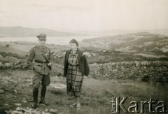 1942, wyspa Bute, Szkocja, Wielka Brytania.
Pułkownik Tadeusz Münnich z żoną Ireną. W tle widok miasta Rothesay. 
Fot. NN, udostępnił Krzysztof Münnich, zbiory Ośrodka KARTA