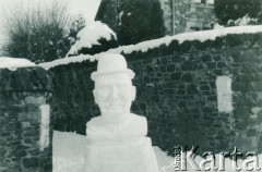 1940, Peebles, Szkocja, Wielka Brytania.
Rzeźba ze śniegu przedstawiająca Winstona Churchilla, autorstwa Krzysztofa Münnicha.
Fot. NN, udostępnił Krzysztof Münnich, zbiory Ośrodka KARTA
