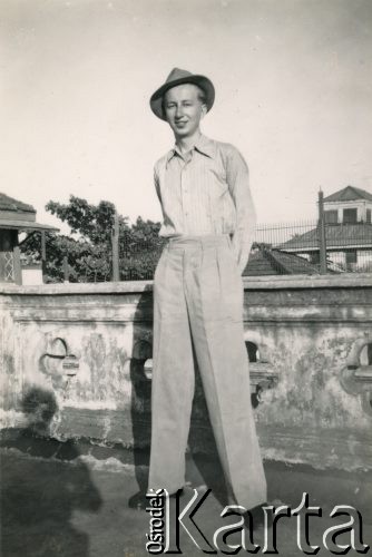Ok. 1947, Bombaj, Indie.
Albin Tybulewicz na tarasie szpitala, podczas odwiedzin chorej koleżanki.
Fot. NN, udostępniła Tuliola Tybulewicz, zbiory Ośrodka KARTA