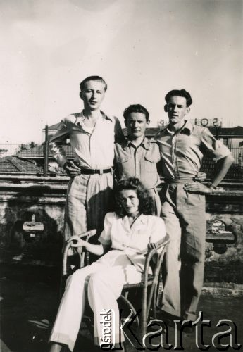 Ok. 1947, Bombaj, Indie.
Albin Tybulewicz, Kazimierz Naglik (?) i Andrzej Goławski (od lewej) z koleżanką na tarasie szpitala.
Fot. NN, udostępniła Tuliola Tybulewicz, zbiory Ośrodka KARTA