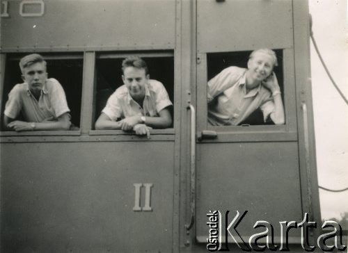 Ok. 1947, Indie.
Jan Siedlecki, NN i Albin Tybulewicz w pociągu w drodze do Bombaju.
Fot. NN, udostępniła Tuliola Tybulewicz, zbiory Ośrodka KARTA