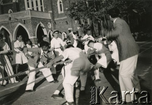 Ok. 1947, Bombaj, Indie.
Zawody sportowe na dziedzińcu anglojęzycznej szkoły jezuitów, do której uczęszczał Albin Tybulewicz. 
Fot. NN, udostępniła Tuliola Tybulewicz, zbiory Ośrodka KARTA