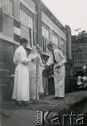 Ok. 1948, Bombaj, Indie.
Zakończenie roku szkolnego w anglojęzycznej szkole jezuitów. Albin Tybulewicz otrzymuje nagrodę.
Fot. NN, udostępniła Tuliola Tybulewicz, zbiory Ośrodka KARTA
