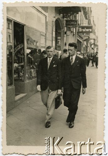 1932, Warszawa, Polska.
Mieczysław Bryl (z lewej) z kolegą.
Fot. NN, udostępniła Tuliola Tybulewicz, zbiory Ośrodka KARTA