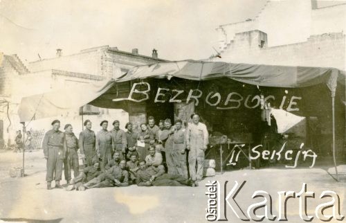 Ok. 1943-1944, Irak.
Grupa polskich żołnierzy.
Fot. NN, udostępnili Czesława i Ryszard Grzybowscy, zbiory Ośrodka KARTA