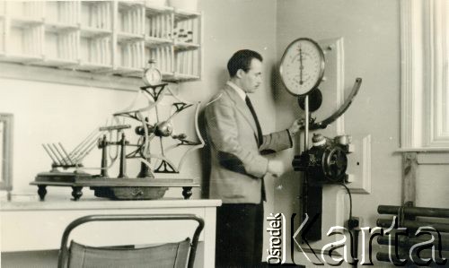 1953, Blackburn, Anglia, Wielka Brytania.
Ryszard Grzybowski w fabryce J. L. Wards Ltd.
Fot. NN, udostępnili Czesława i Ryszard Grzybowscy, zbiory Ośrodka KARTA