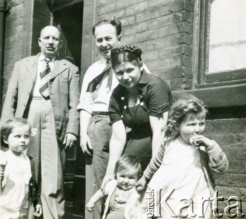 Ok. 1952, Blackburn, Anglia, Wielka Brytania.
Klemens Grzybowski (1. z lewej) z córką Heleną, jej mężem Franciszkiem i dziećmi.
Fot. NN, udostępnili Czesława i Ryszard Grzybowscy, zbiory Ośrodka KARTA