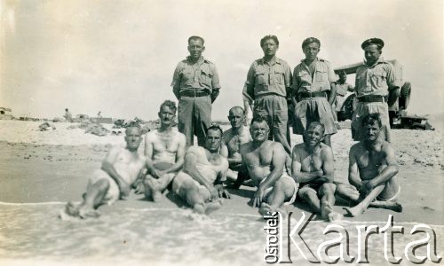 1942-1946, Bliski Wschód.
Wachmistrz Klemens Grzybowski z 317 kompanii transportowej (stoi 2. z lewej) z kolegą na plaży.
Fot. NN, udostępnili Czesława i Ryszard Grzybowscy, zbiory Ośrodka KARTA