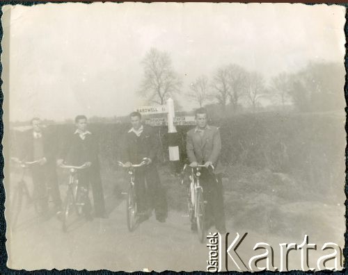 Ok. 1949-1950, okolice Bardwell, Anglia, Wielka Brytania.
Chłopcy z rowerami, 2. z lewej Ryszard Grzybowski.
Fot. NN, udostępnili Czesława i Ryszard Grzybowscy, zbiory Ośrodka KARTA