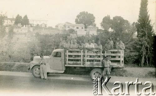 Prawdopodobnie 1946, Włochy.
Polscy żołnierze na ciężarówce. 
Fot. NN, udostępnili Czesława i Ryszard Grzybowscy, zbiory Ośrodka KARTA