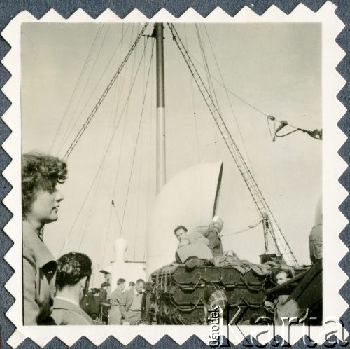 Prawdopodobnie 1947, brak miejsca.
Grupa osób na statku, w środku Ryszard Grzybowski. Zdjęcie wykonane podczas podróży z Indii do Anglii.
Fot. NN, udostępnili Czesława i Ryszard Grzybowscy, zbiory Ośrodka KARTA