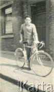 Po 1947, Anglia, Wielka Brytania.
Czesław Grzybowski na rowerze. 
Fot. NN, udostępnili Czesława i Ryszard Grzybowscy, zbiory Ośrodka KARTA